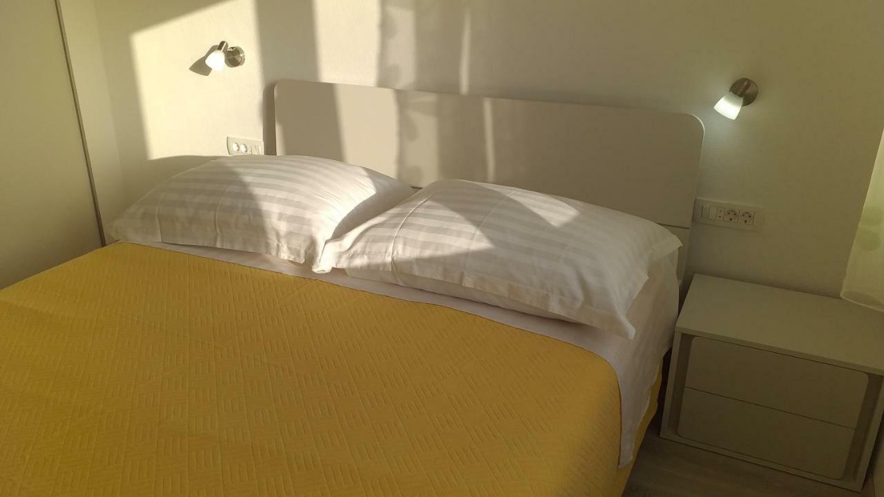 Apartment Zaklopatica Lastovo Ngoại thất bức ảnh